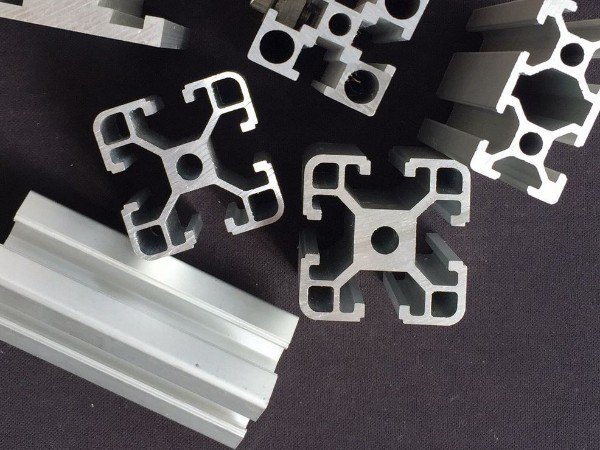 鋁型材廠家在面對(duì)自然災(zāi)害的時(shí)候應(yīng)該做什么？