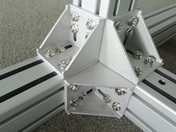 以8080鋁型材框架為例來說說角件是如何安裝固定的？