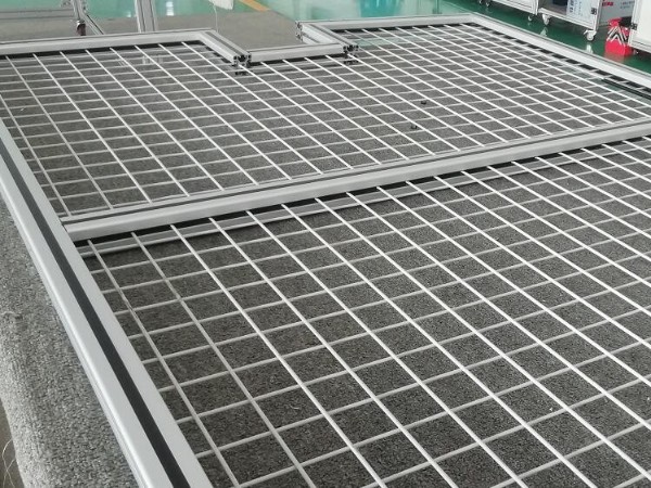 4040鋁型材組裝的工業(yè)圍欄網(wǎng)格是如何安裝上的？