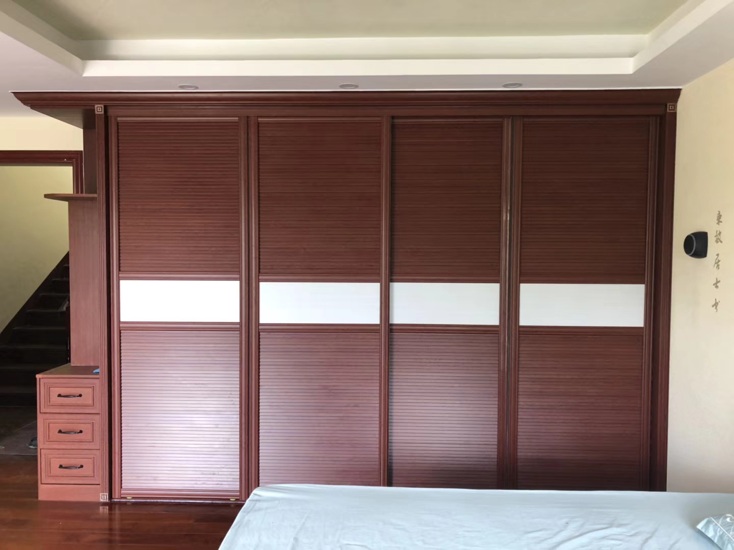 全鋁衣柜-03（風(fēng)格：中式；顏色：紅橡）