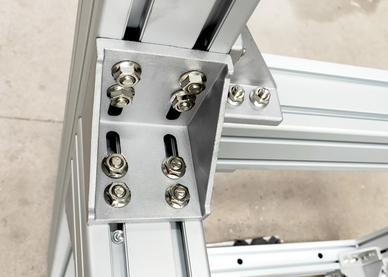 鋁合金型材在經過加工后主要都是用來安裝成鋁框架的，這樣的鋁框架在生活中已經到處可見了。像一些白板架、貨架、吸煙亭等等都是用鋁型材加工安裝的，非常美觀大方。本文我們要討論的是鋁型材連接方式對鋁型材報價的影響。