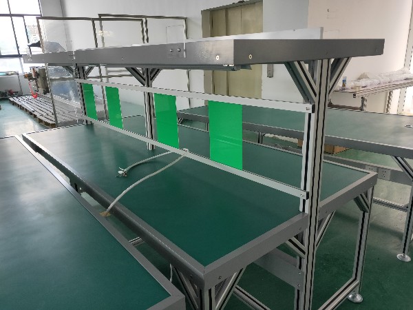 防靜電工作臺(tái)上的膠皮是怎么固定的？