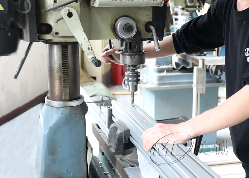 工業(yè)鋁型材<i style='color:red'>精加工</i>廠家，如何做到<i style='color:red'>精加工</i>？